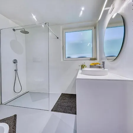Traumwohnung im Herzen Kalterns mit Panoramablick und Garage Exterior foto