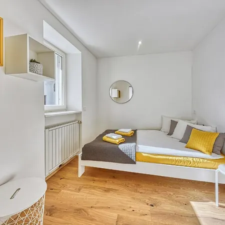 Traumwohnung im Herzen Kalterns mit Panoramablick und Garage Exterior foto